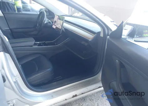 2018 Tesla Model 3 Long Range/Mid Range z USA, uszkodzony, nr VIN 5YJ3E1EA7JF009688